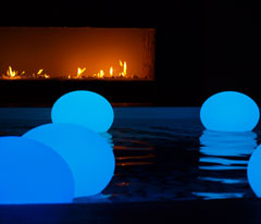 Boules de lumière posées sur l'eau