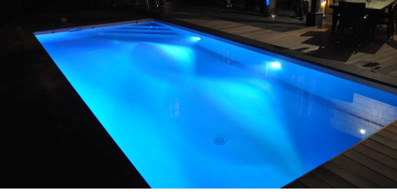 éclairage piscine avec spot led